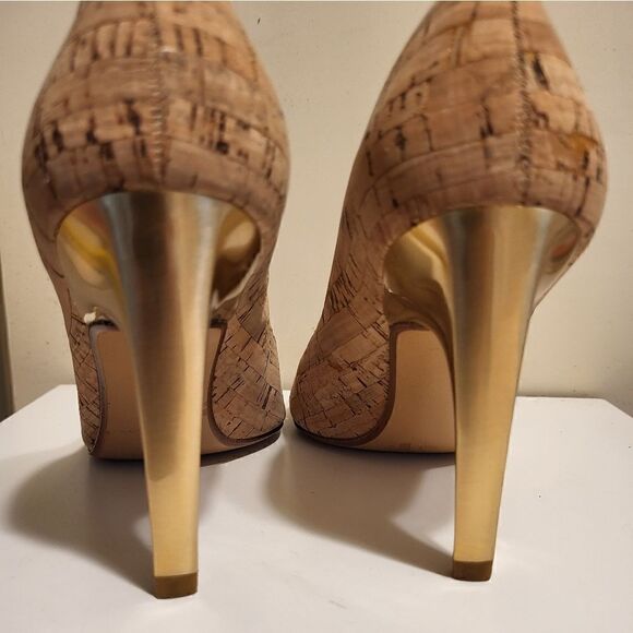 NIB Stuart Weitzman Cork Leather Peep Toe Curved Gold Heel Pumps sz.6.5 Ret $425 - Picture 10 of 14